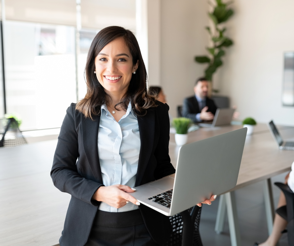 femme qui fait un audit d'entreprise