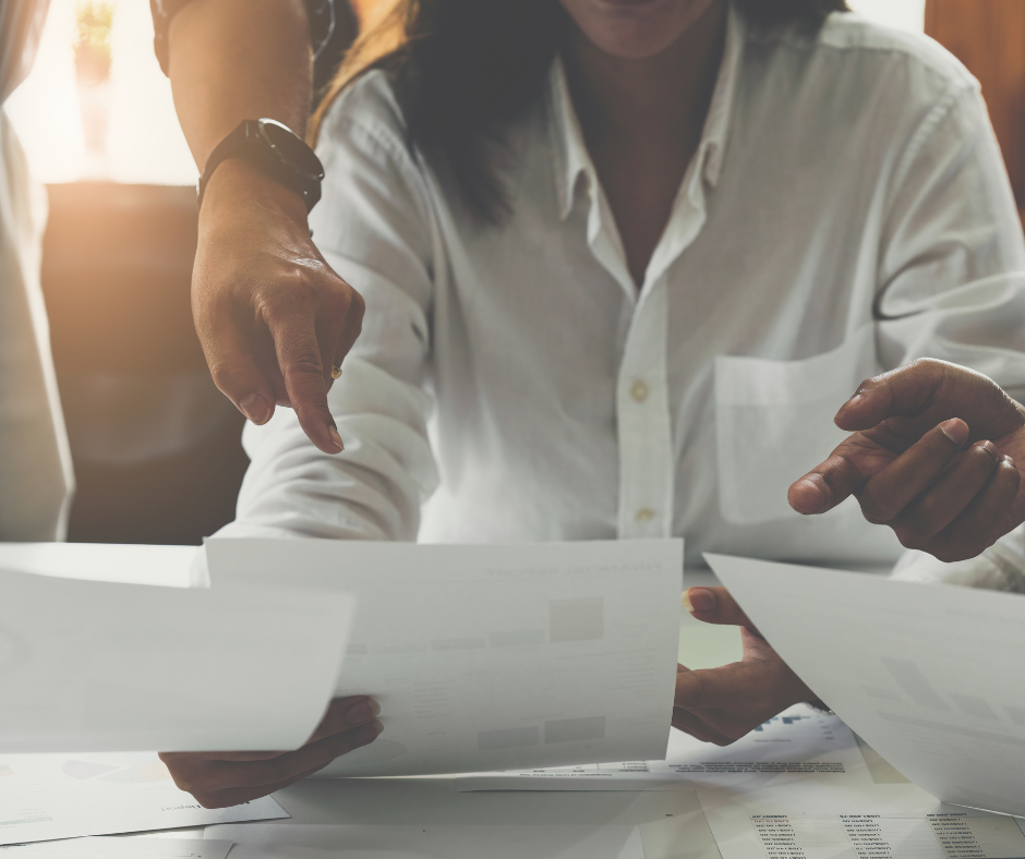 femme qui regarde des documents de financement